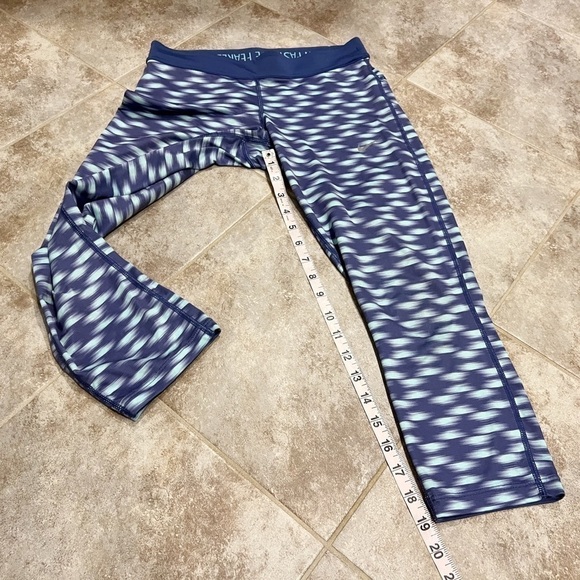 Nike Dri Fit Low Rise Capri Leggings Crop Blue Pattern Stretchy Small 19” Inseam - Picture 6 of 8